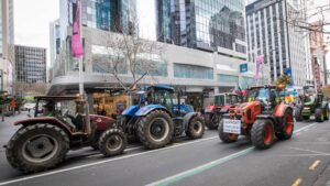 В Новой Зеландии фермеры устраивают протестные акции на тракторах