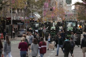 В Новой Зеландии фермеры устраивают протестные акции на тракторах